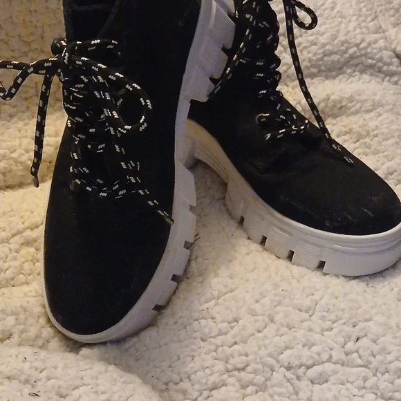 Guess Stylish Black Women's Boots 8.5 - Picture 3 of 9